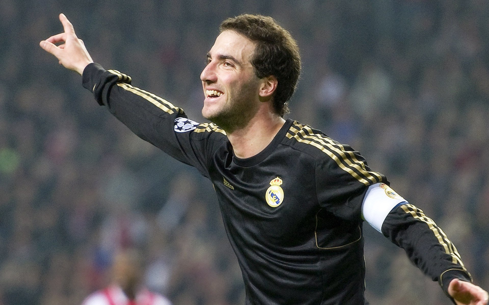 詹姆斯训练后与小球迷合影致谢支持,詹姆斯和球迷的合照